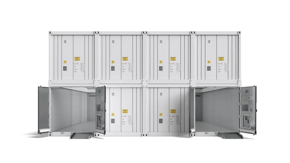 Contenitori modulari di stoccaggio a freddo Arctic MegaStore mostrati in configurazione impilata con accesso tramite rampa.