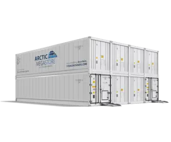 Contenitori modulari di stoccaggio a freddo Arctic MegaStore mostrati in configurazione impilata con accesso tramite rampa.