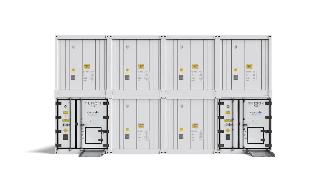 Contenitori modulari di stoccaggio a freddo Arctic MegaStore mostrati in configurazione impilata con accesso tramite rampa.