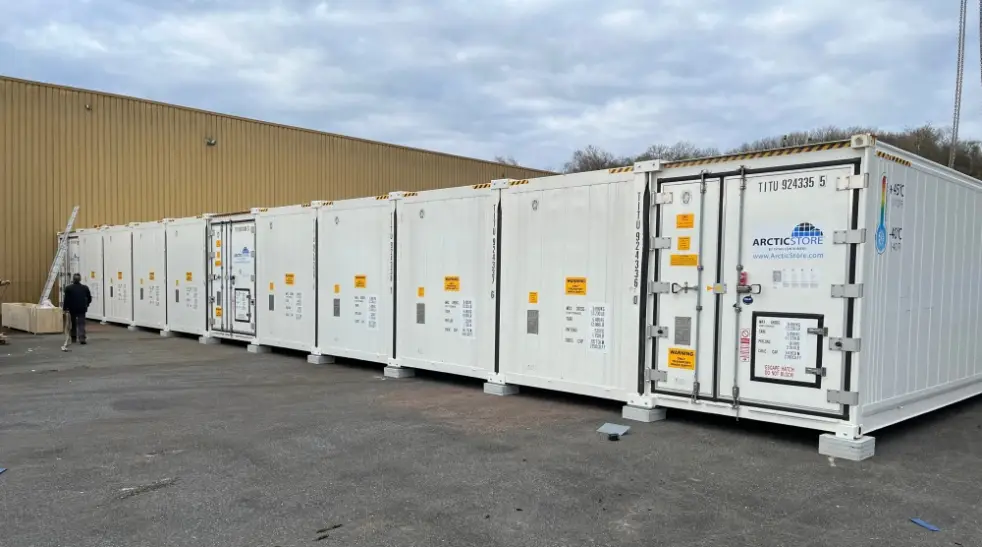 Installazione modulare di container per celle frigorifere a formare un'unità SuperStore