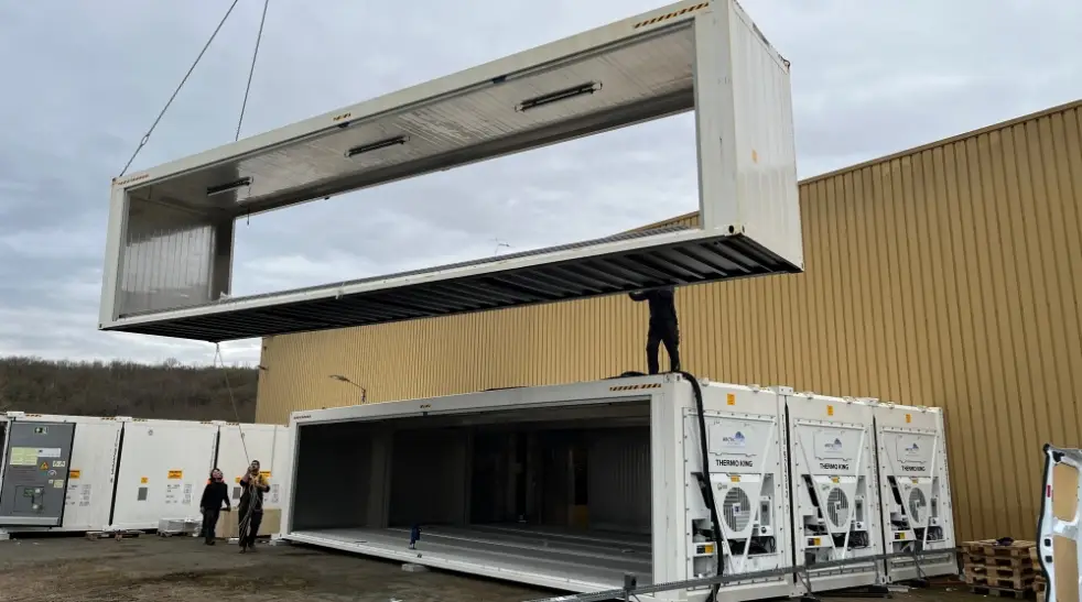 Installazione modulare di container per celle frigorifere a formare un'unità SuperStore